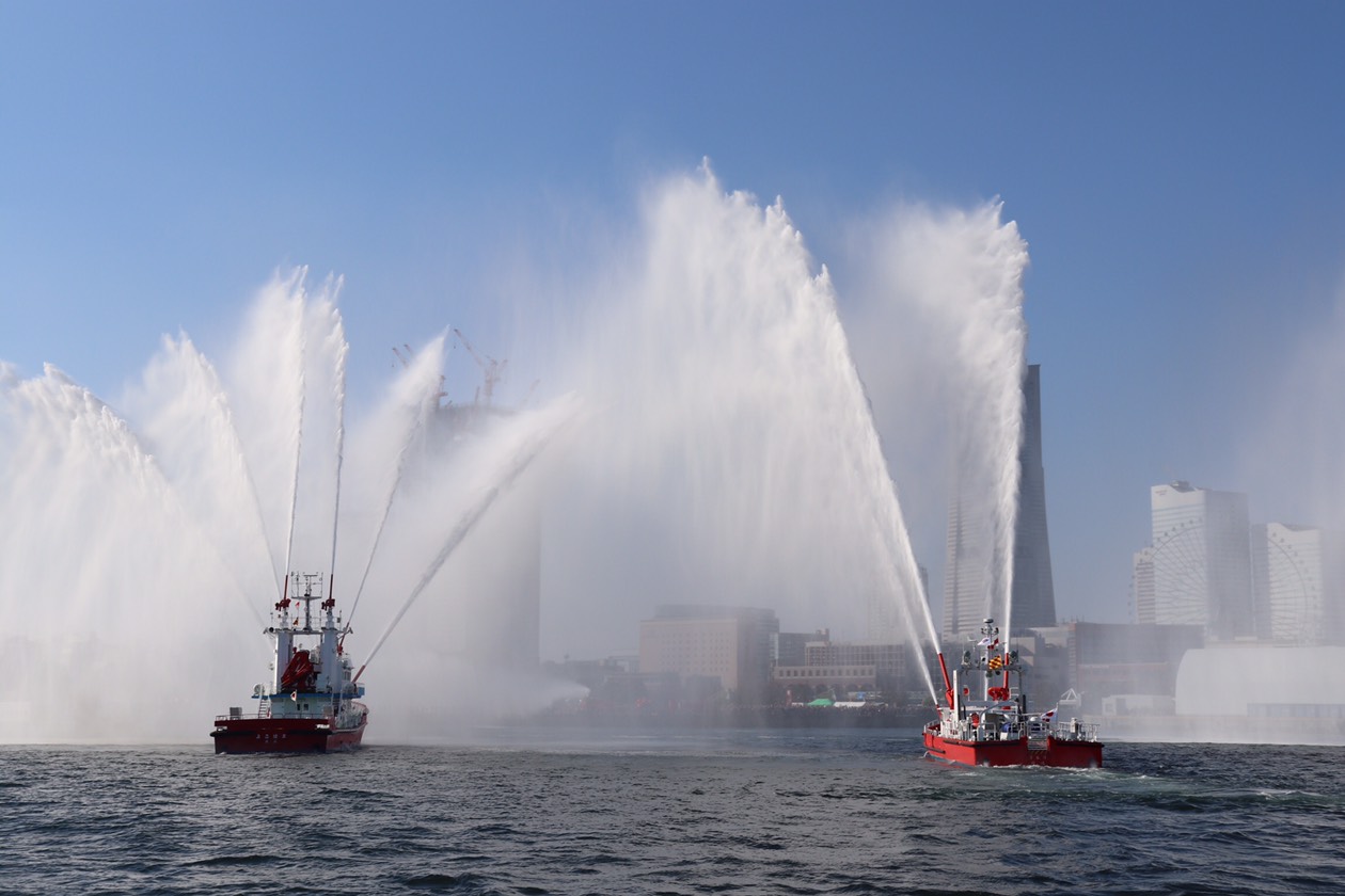 消防出初式一斉放水見学クルーズ